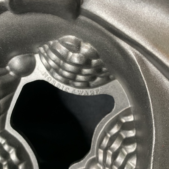 NWOT Nordic Ware Holiday Wreath Bundt pan - Picture 2 of 10